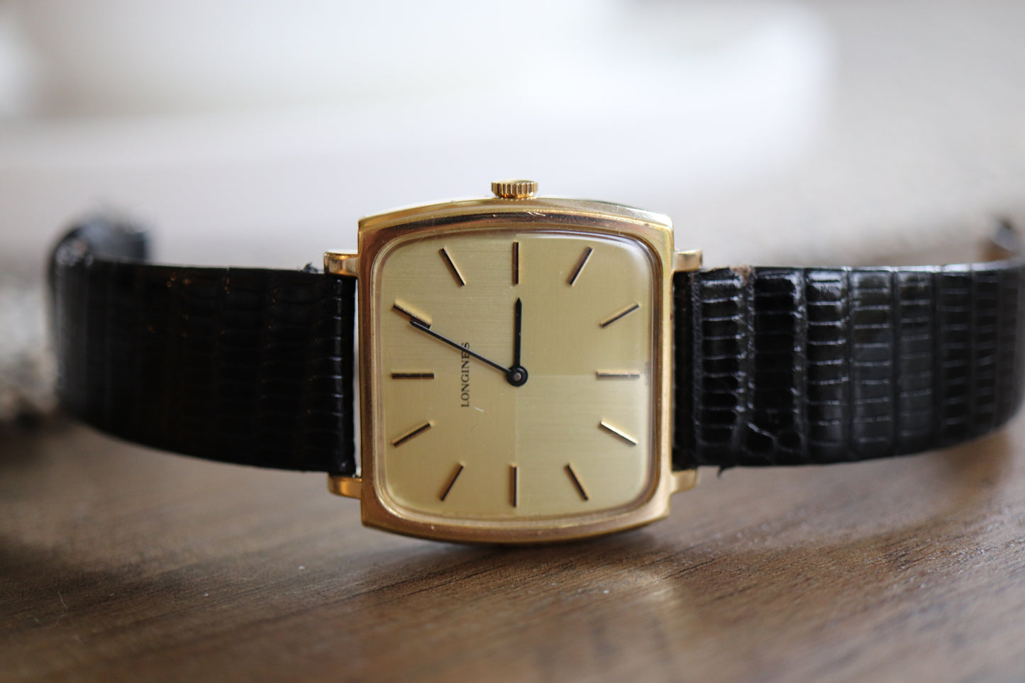 Montre Longines à cadran carré en lin et fonctionnement manuel