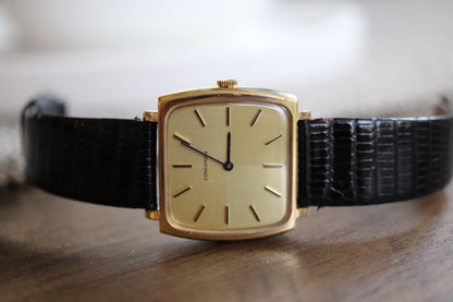 Montre Longines à cadran carré en lin et fonctionnement manuel