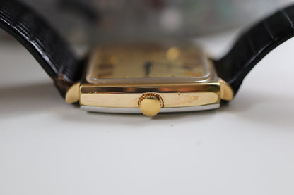 Montre Longines à cadran carré en lin et fonctionnement manuel