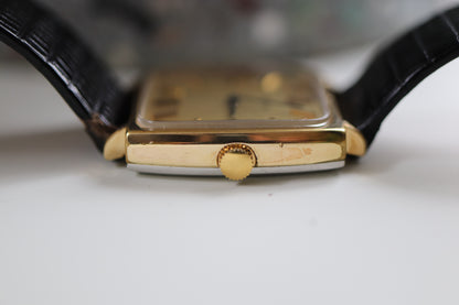 Montre Longines à cadran carré en lin et fonctionnement manuel