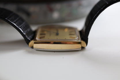 Montre Longines à cadran carré en lin et fonctionnement manuel