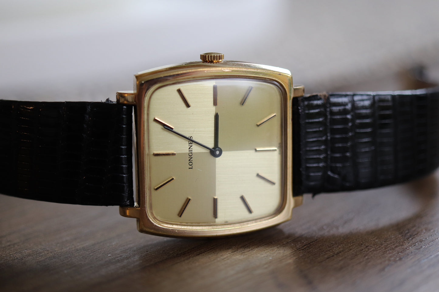 Montre Longines à cadran carré en lin et fonctionnement manuel