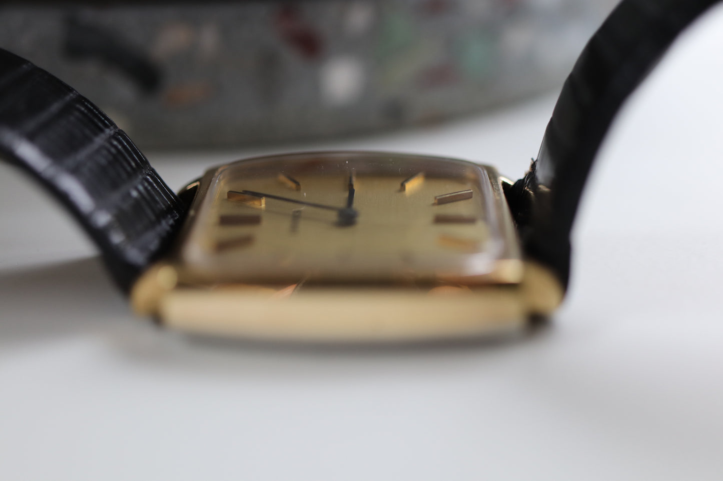 Montre Longines à cadran carré en lin et fonctionnement manuel