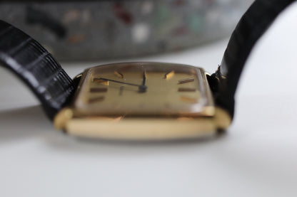 Montre Longines à cadran carré en lin et fonctionnement manuel