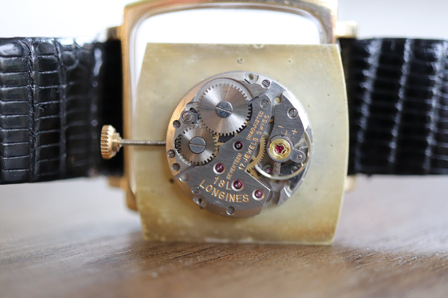 Montre Longines à cadran carré en lin et fonctionnement manuel