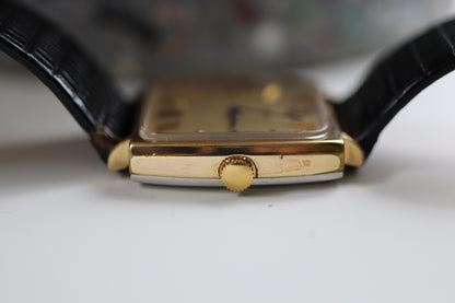 Montre Longines à cadran carré en lin et fonctionnement manuel