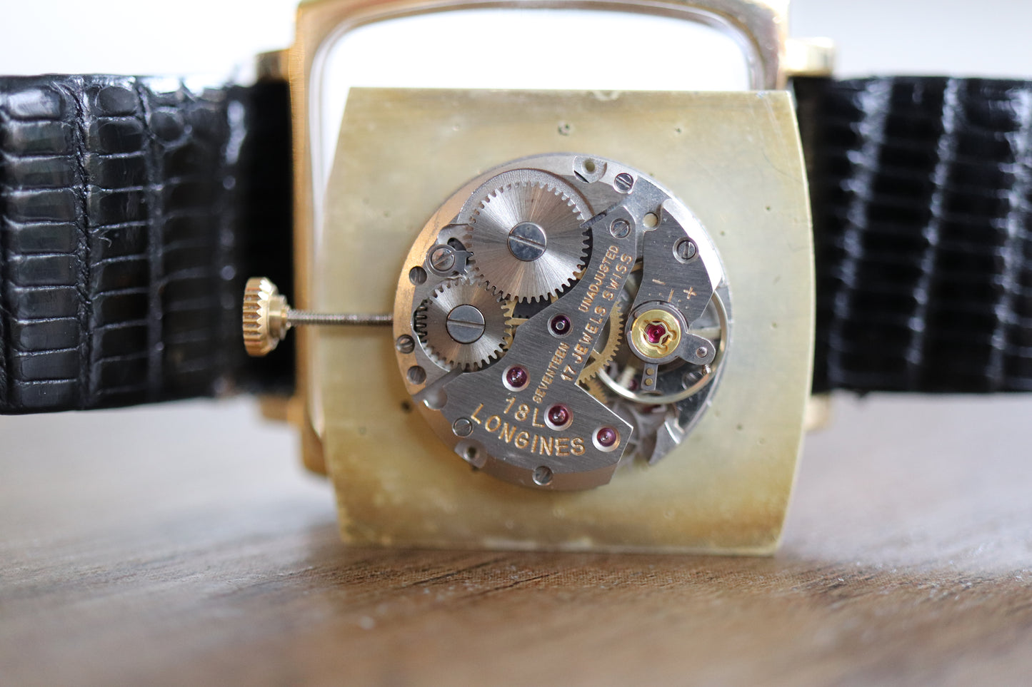 Montre Longines à cadran carré en lin et fonctionnement manuel