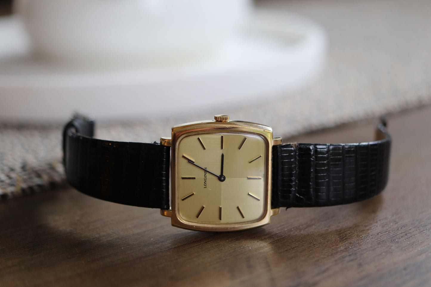 Montre Longines à cadran carré en lin et fonctionnement manuel
