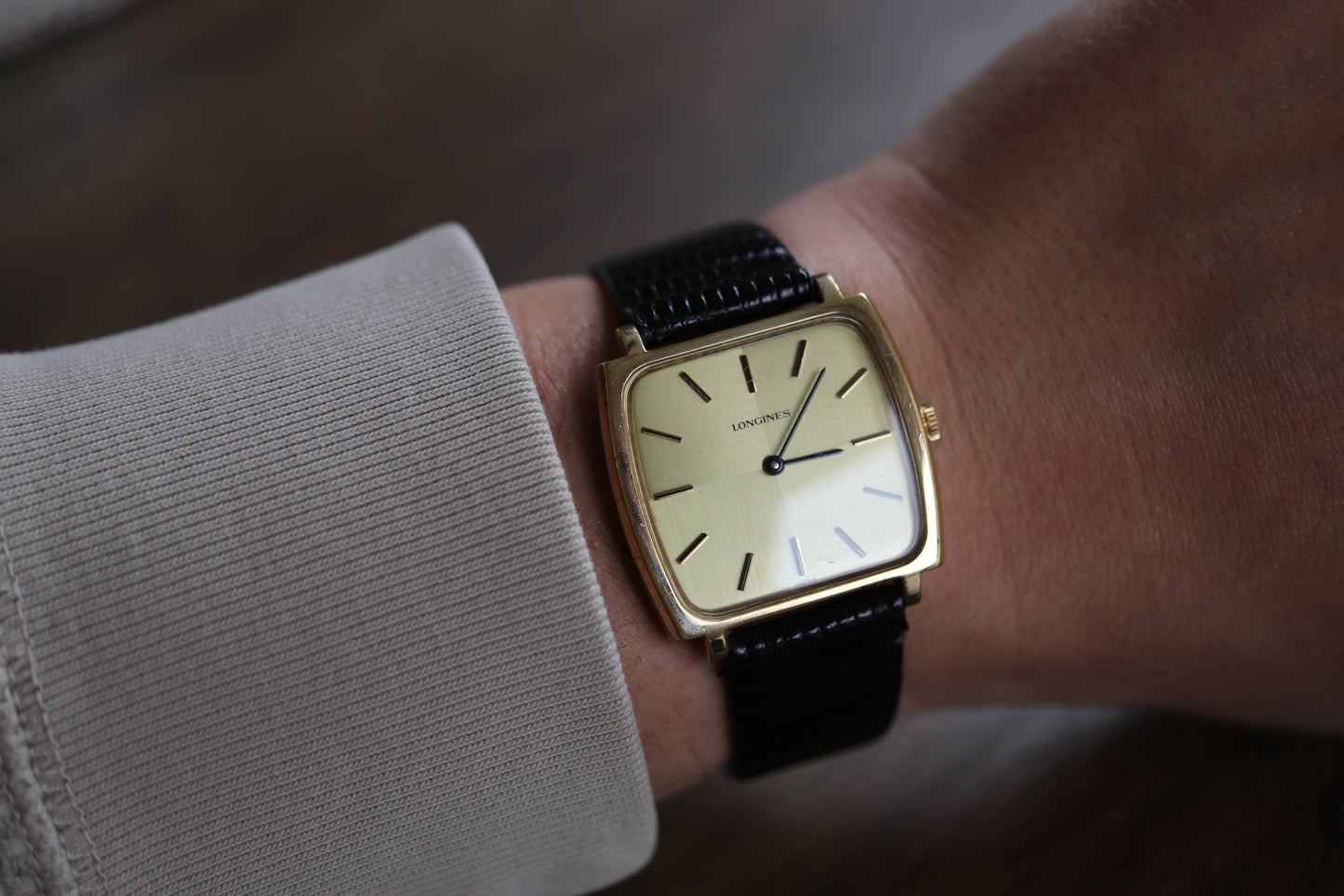 Montre Longines à cadran carré en lin et fonctionnement manuel