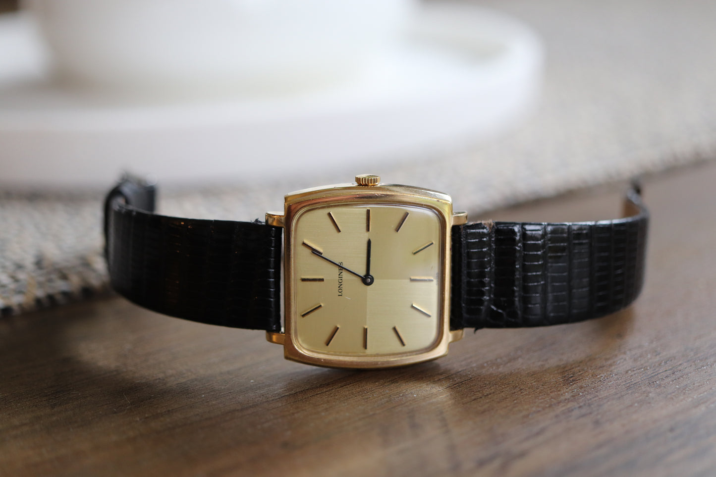 Montre Longines à cadran carré en lin et fonctionnement manuel
