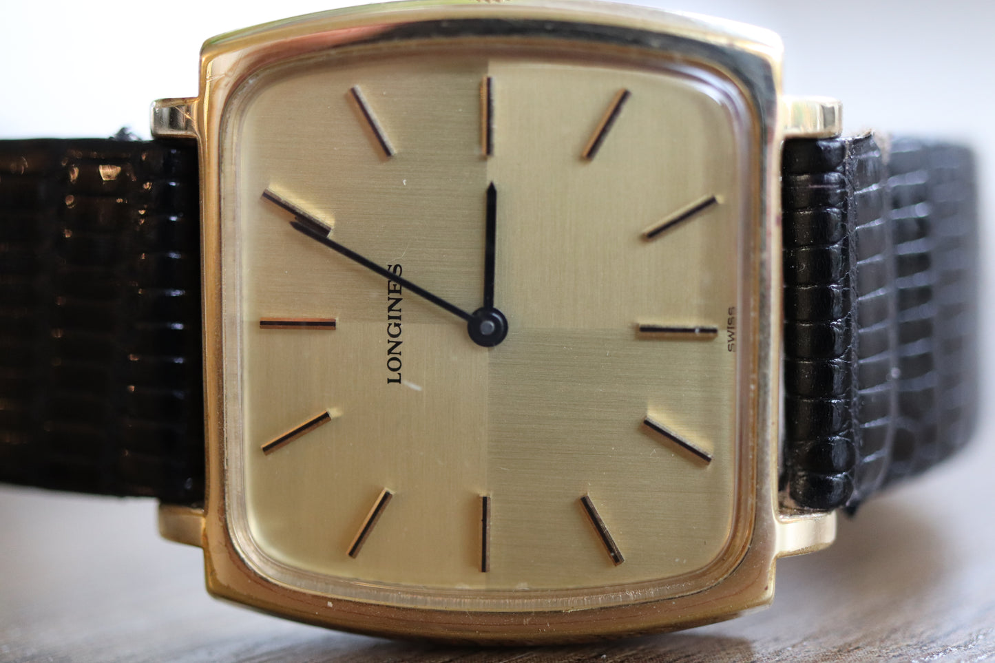 Montre Longines à cadran carré en lin et fonctionnement manuel