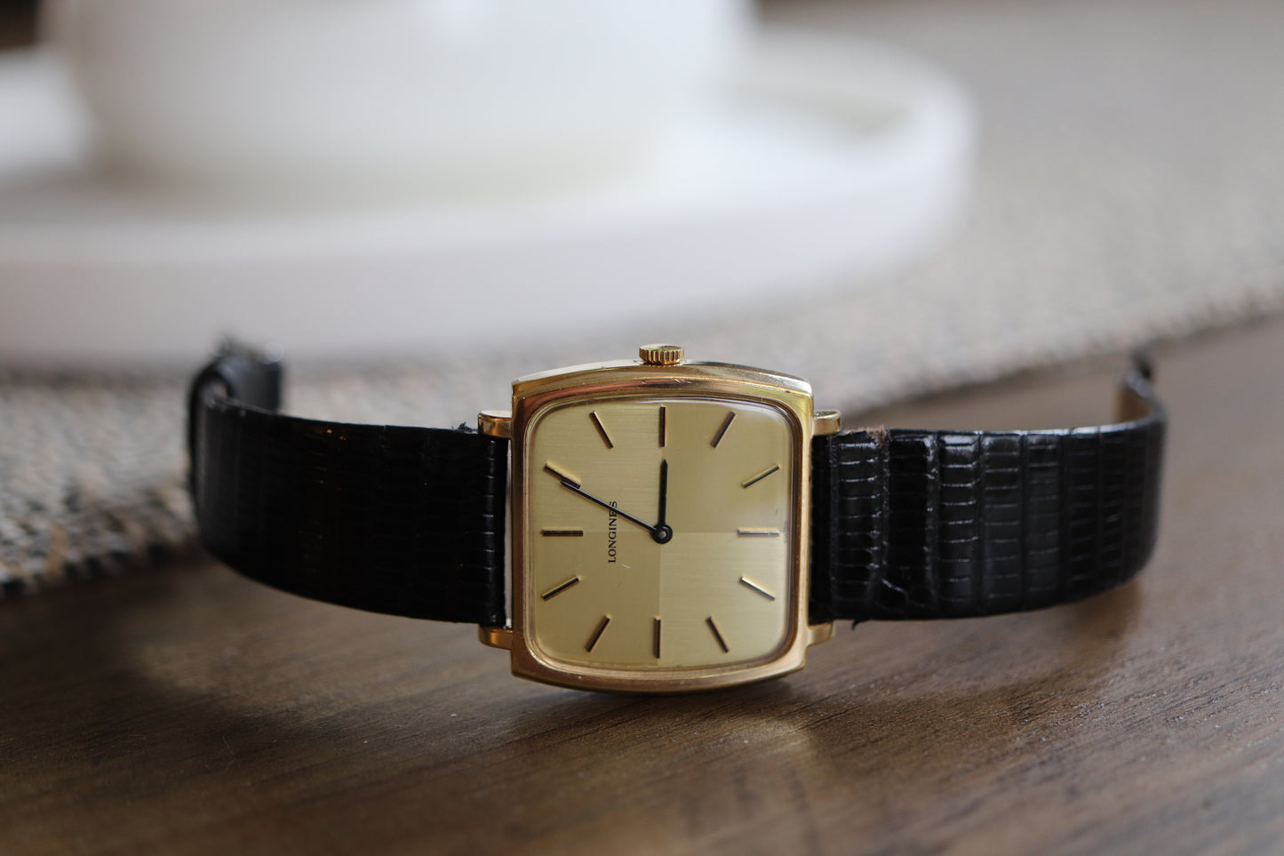 Montre Longines à cadran carré en lin et fonctionnement manuel