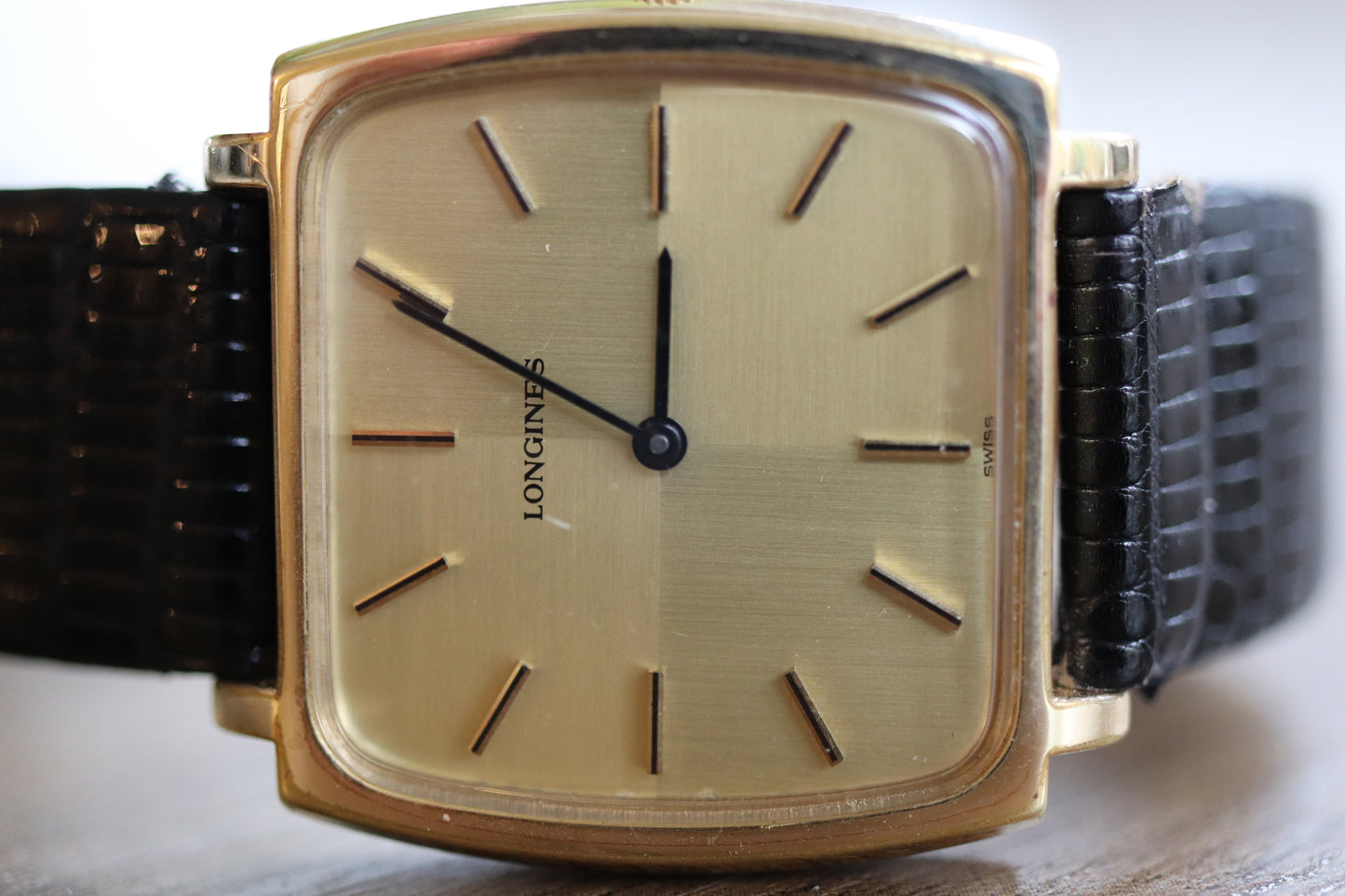 Montre Longines à cadran carré en lin et fonctionnement manuel