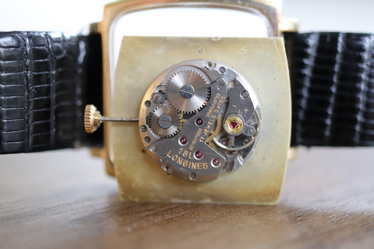 Montre Longines à cadran carré en lin et fonctionnement manuel