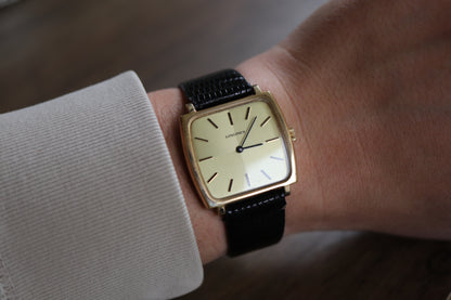 Montre Longines à cadran carré en lin et fonctionnement manuel