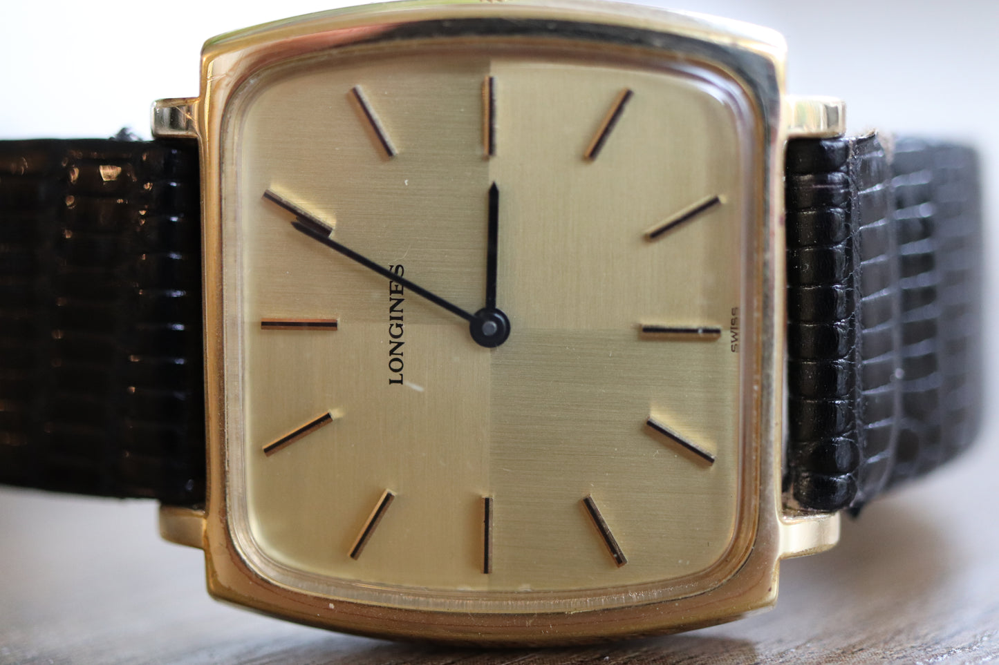 Montre Longines à cadran carré en lin et fonctionnement manuel