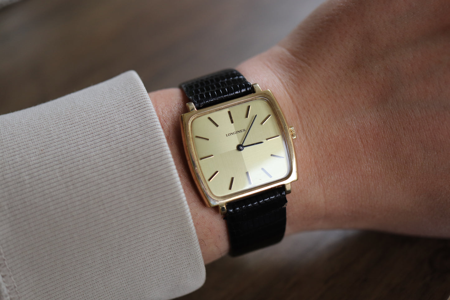 Montre Longines à cadran carré en lin et fonctionnement manuel