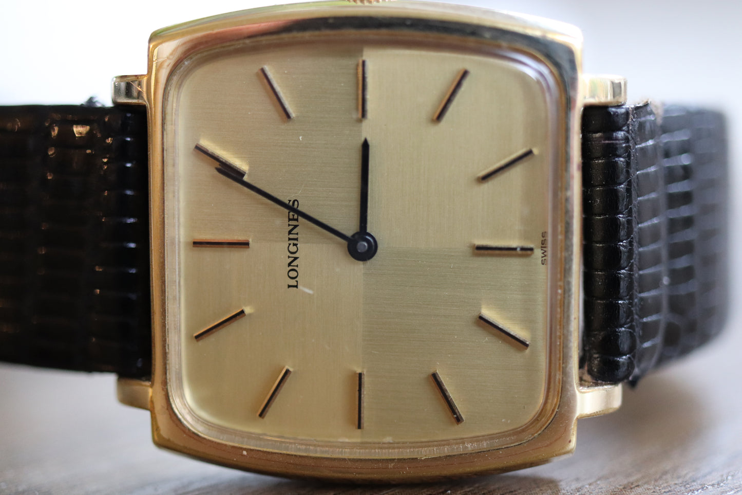 Montre Longines à cadran carré en lin et fonctionnement manuel