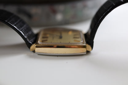 Montre Longines à cadran carré en lin et fonctionnement manuel