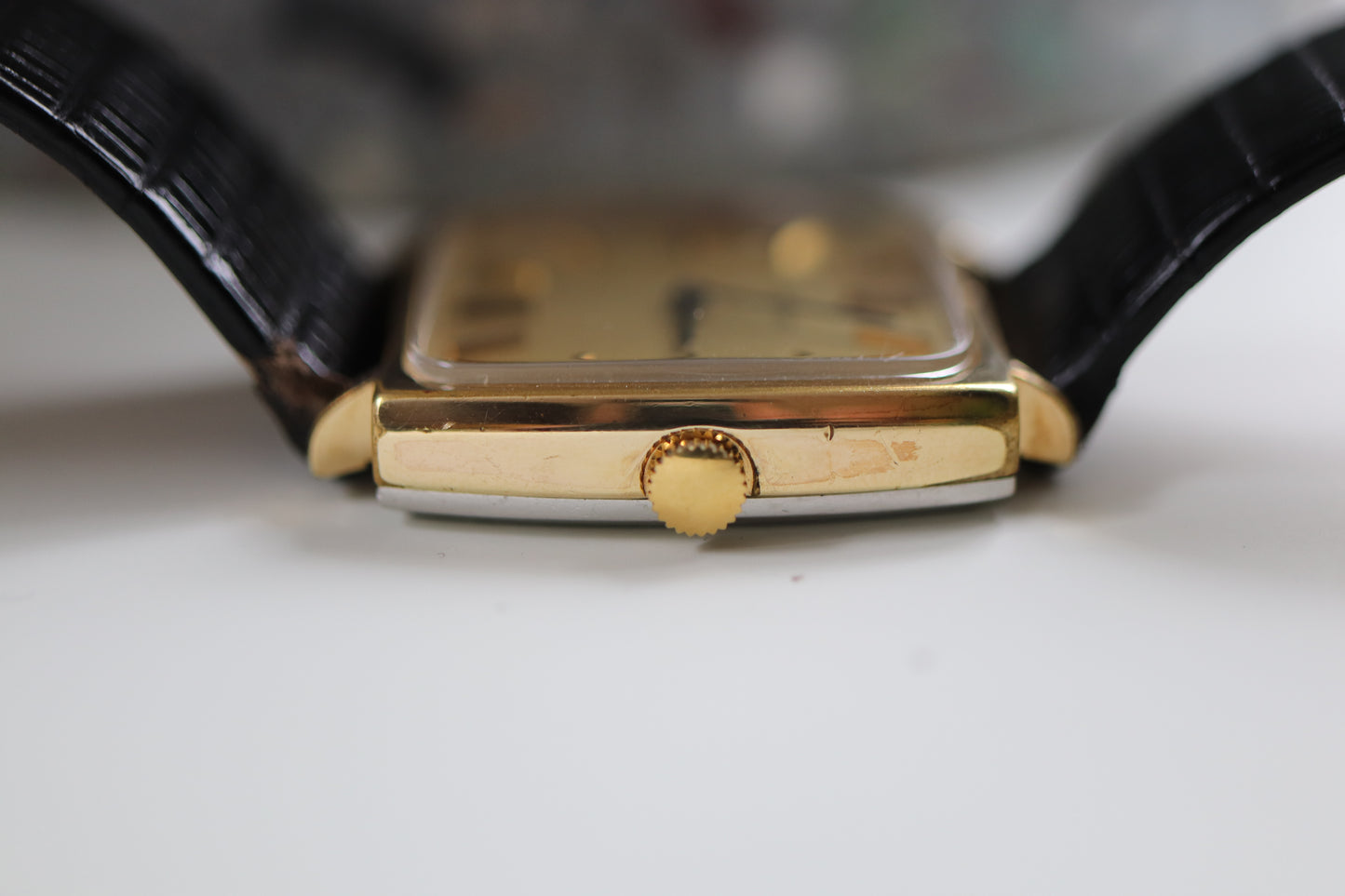 Montre Longines à cadran carré en lin et fonctionnement manuel