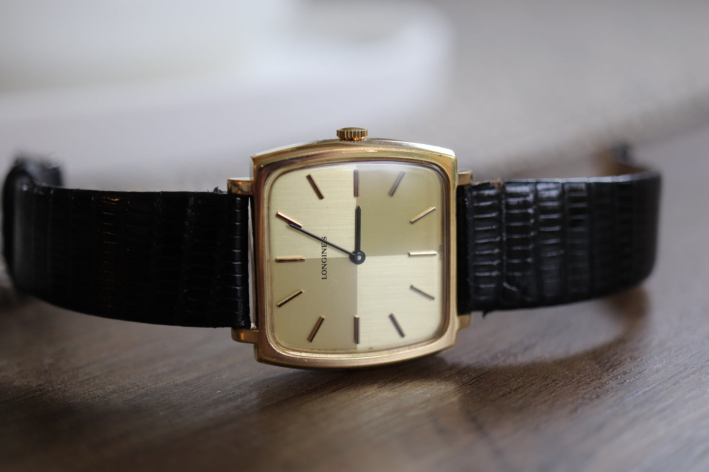 Montre Longines à cadran carré en lin et fonctionnement manuel