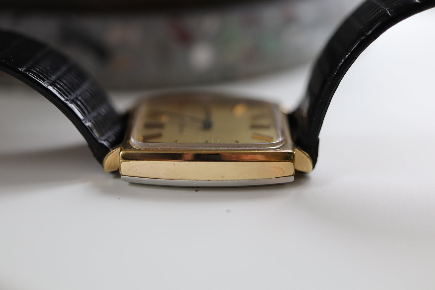 Montre Longines à cadran carré en lin et fonctionnement manuel